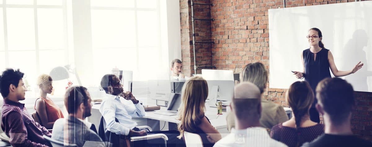 een presentatie door deskundigen is een voorbeeld van een idee van een wervingsevenement.