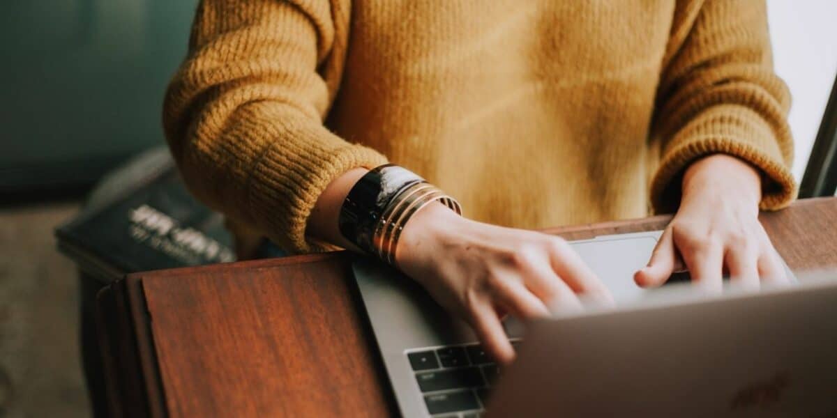 Copywriter uses TextExpander on her laptop