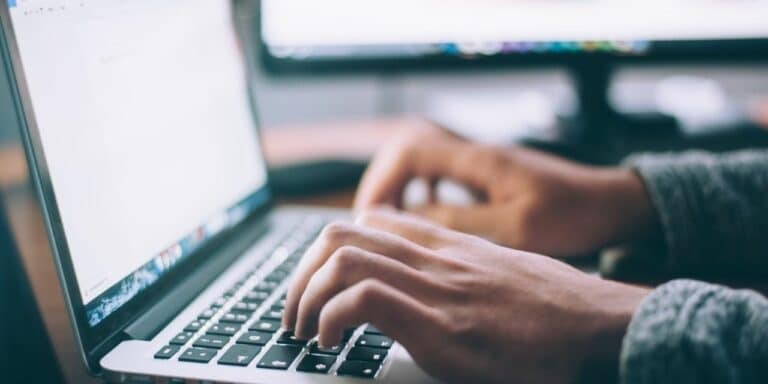 Man using TextExpander snippets to send replies