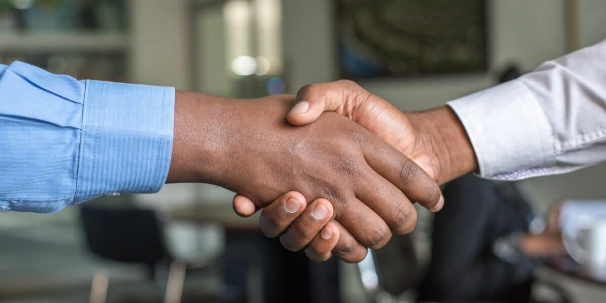 A lead generated through inbound sales shakes hands with a sales rep